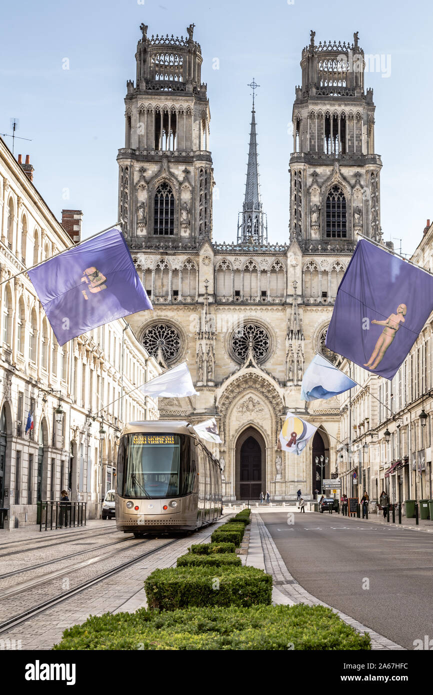 Orleans, Frankreich, 11. Oktober 2019: Orelans Centre und Royal Kathedrale des Heiligen Kreuzes in Frankreich Stockfoto