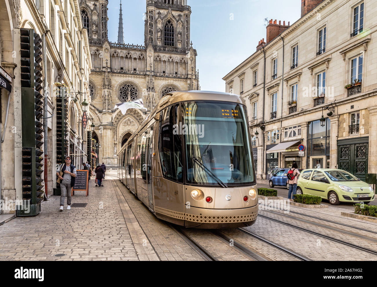 Orleans, Frankreich, 11. Oktober 2019: TramiOrleans Center mit Royal Kathedrale des Heiligen Kreuzes im Hintergrund Stockfoto
