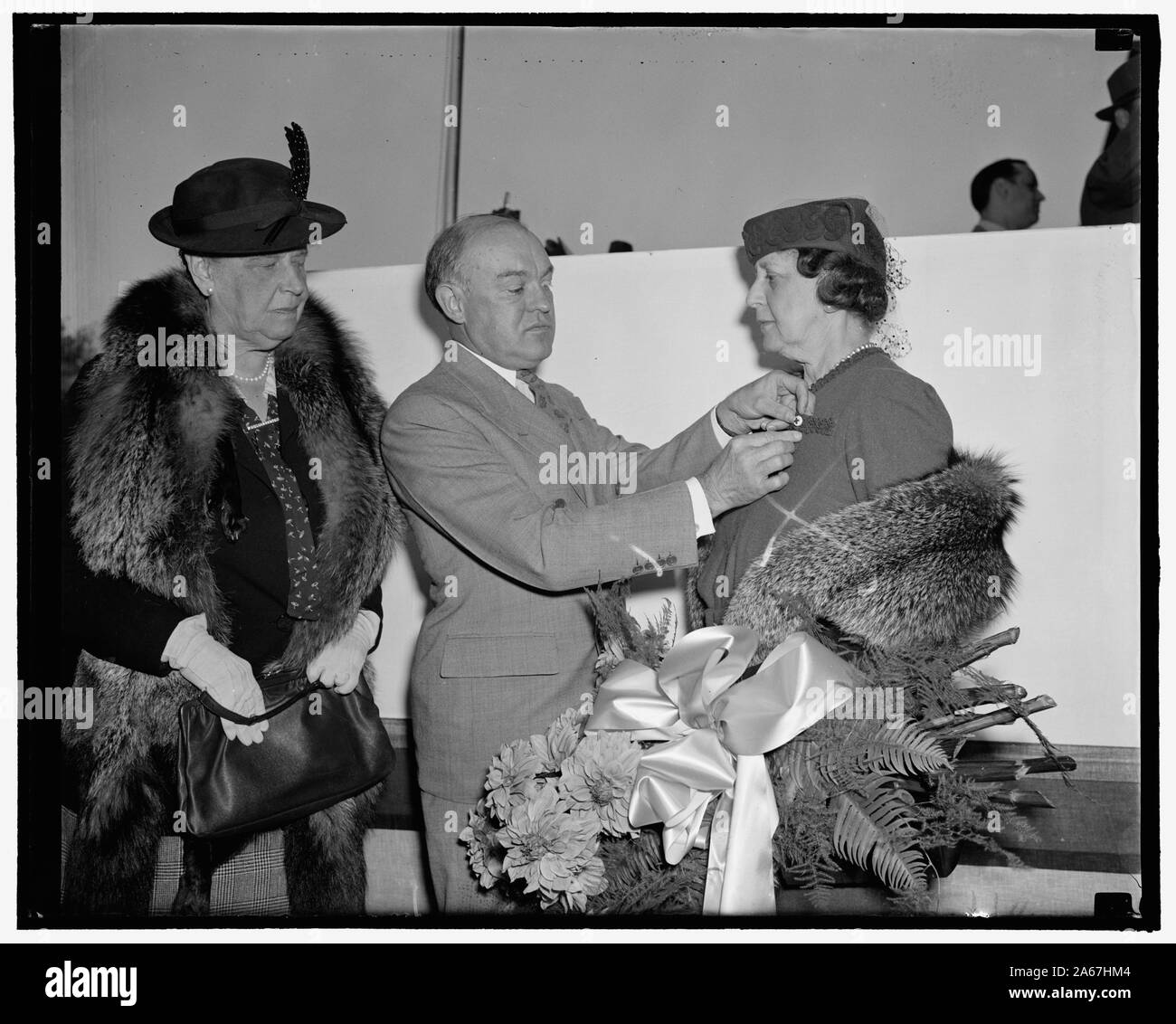 Frau von Staatssekretär zunächst im Roten Kreuz für 1939 einschreiben. Washington, D.C., Sept. 26. An Frau Cordell Hull, der Frau des Staatssekretär, ging heute die Ehre die erste offizielle Red Querträger in der Nation während der Namentlichen für 1939. Ihre Mitgliedschaft wurde sofort geflogen Anruf Hauptsitz von einem Army Signal Corps Brieftauben zu rollen. Sekretär des Krieges Harry H. Woodring wird dargestellt Anmeldung Frau Rumpf, während auf der linken Seite ist Miss Mabel Boardman, Sekretär des Amerikanischen Roten Kreuzes, 9/26/38 Stockfoto