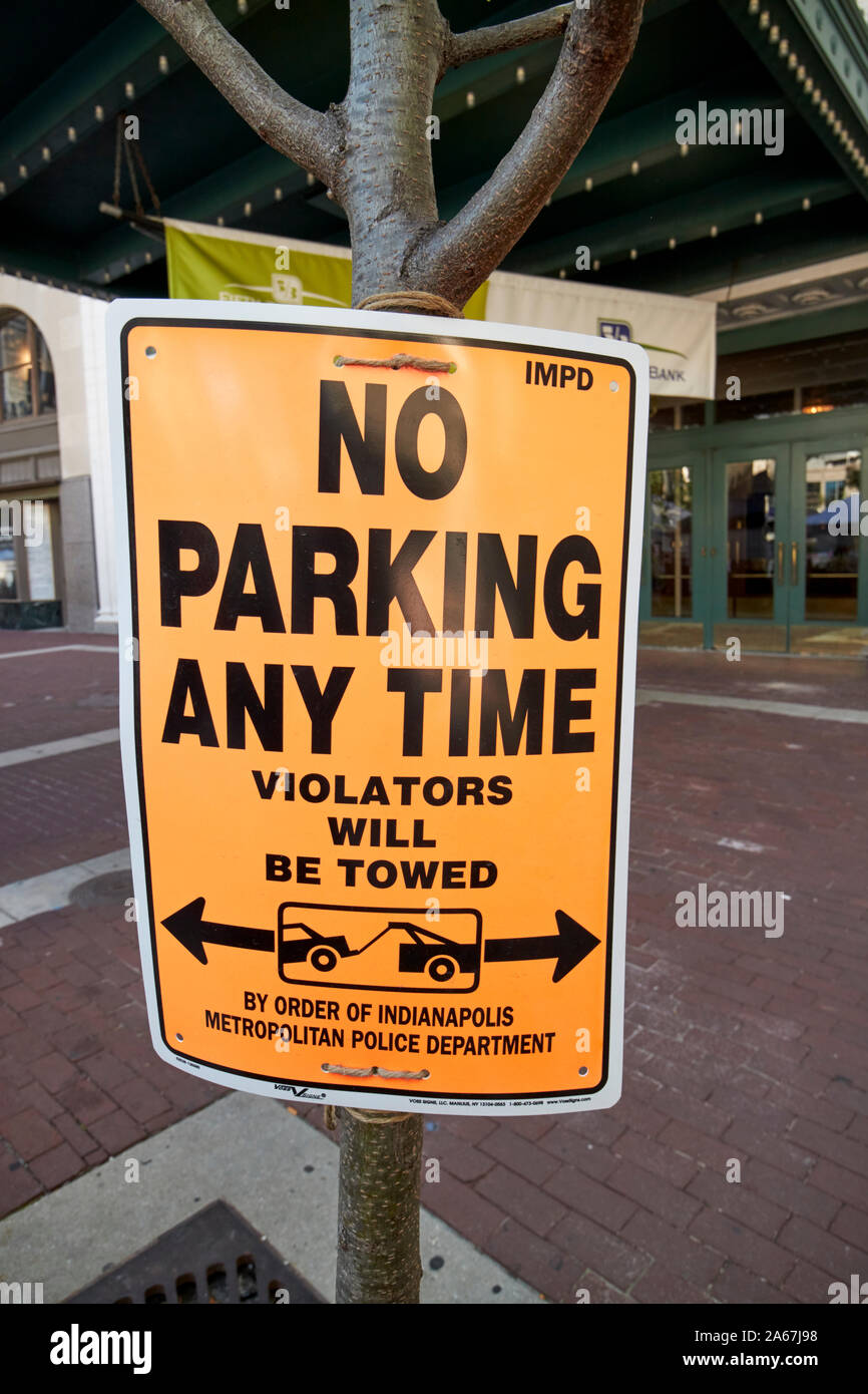 Impd keine Parkplätze jederzeit Übertreter abgeschleppt Temporäre parken Schild an einen Baum gebunden Indianapolis Indiana USA Stockfoto