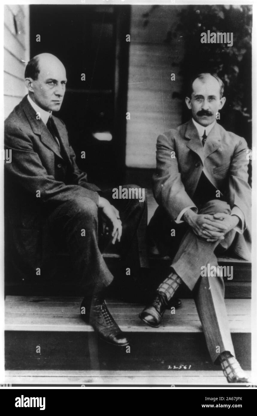 Wilbur Wright, Orville Wright auf der hinteren Veranda sitzen, 7 Hawthorne St., Dayton, Ohio Stockfoto