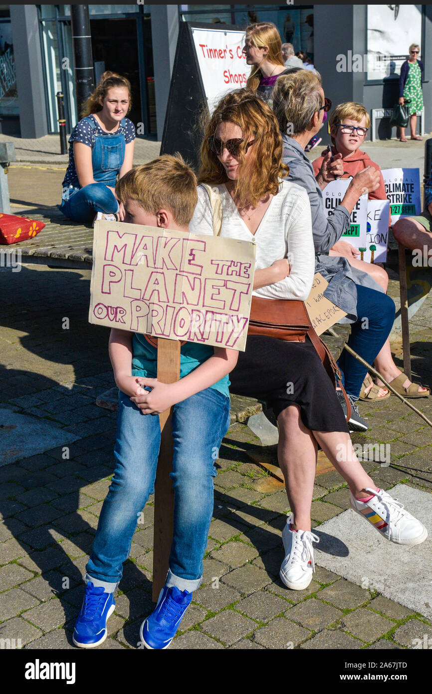 Eltern und Kinder warten im Aussterben Rebellion Klima Streik in Truro Stadt Stadt in Cornwall zu beteiligen. Stockfoto