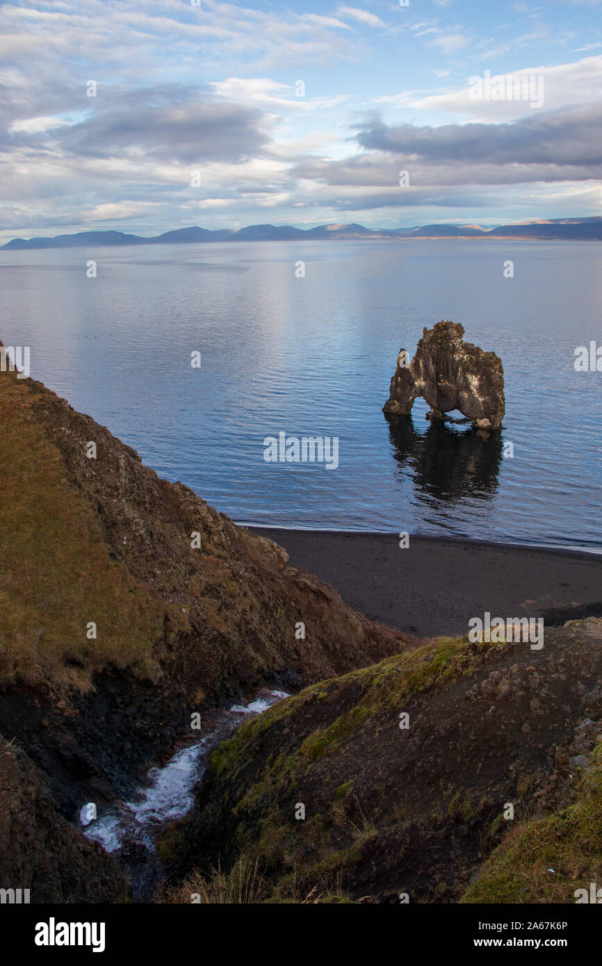 Troll Rock in Island steht im Meer blauer Himmel Stockfoto