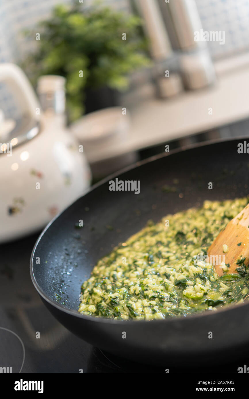 Spinat mit Reis griechische Rezept Stockfotografie - Alamy