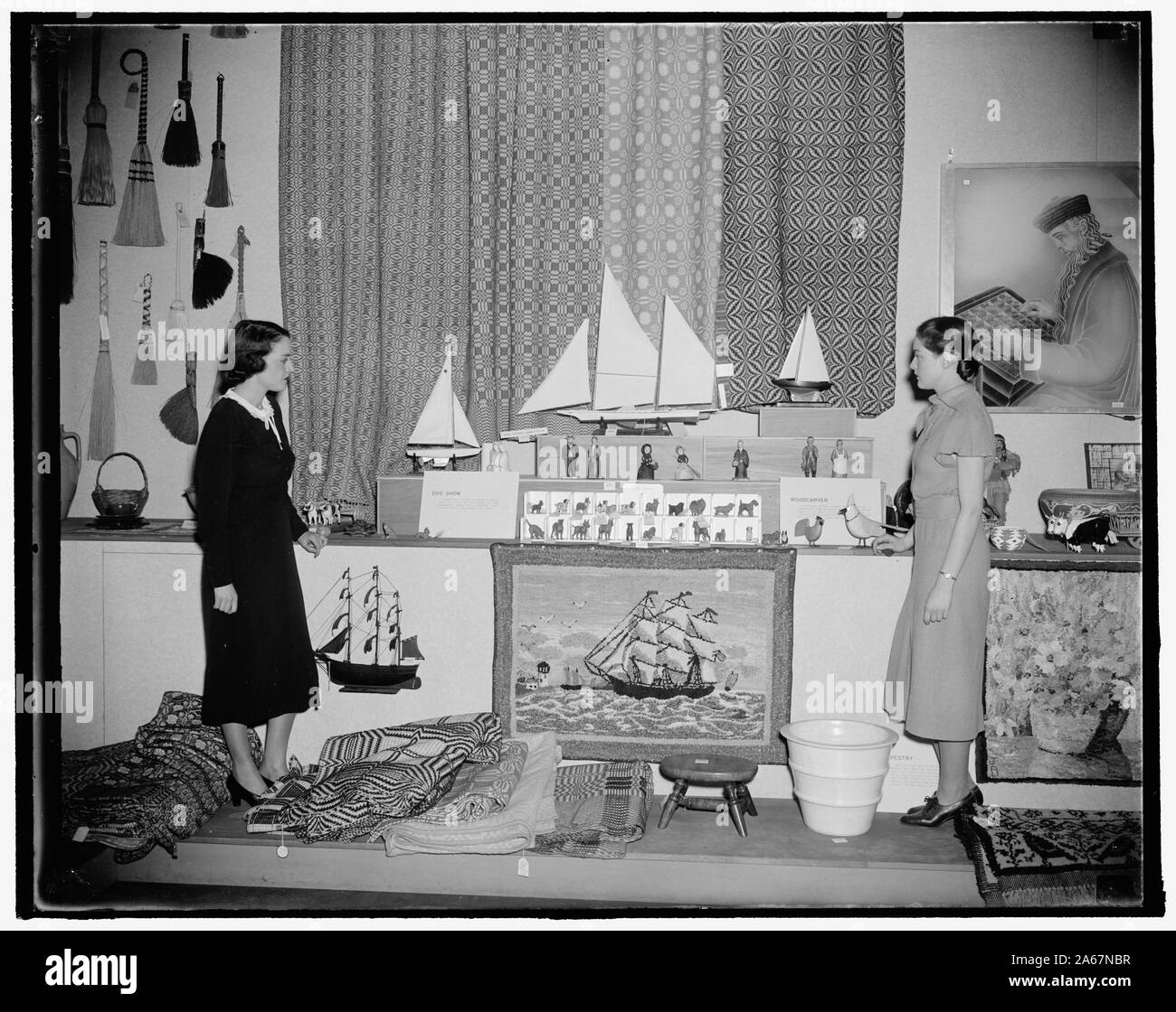 Wilhelmina Hanot und Bernice Brossard, mit Holz geschnitzt Hunde und Schiffe Stockfoto