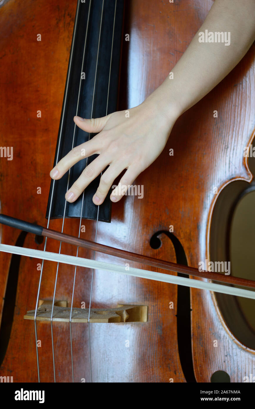 Frau spielt ein Kontrabass Stockfoto