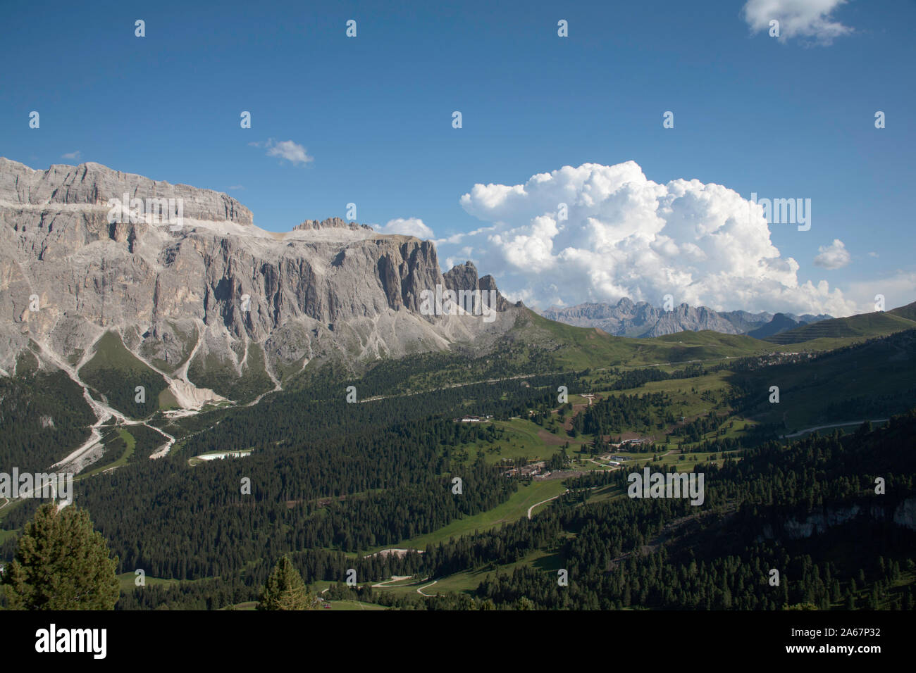 Cloud durch die Sella Gruppe oder der Sellagruppe von oben Plan de Gralba Wolkenstein Gröden Dolomiten Italien Stockfoto