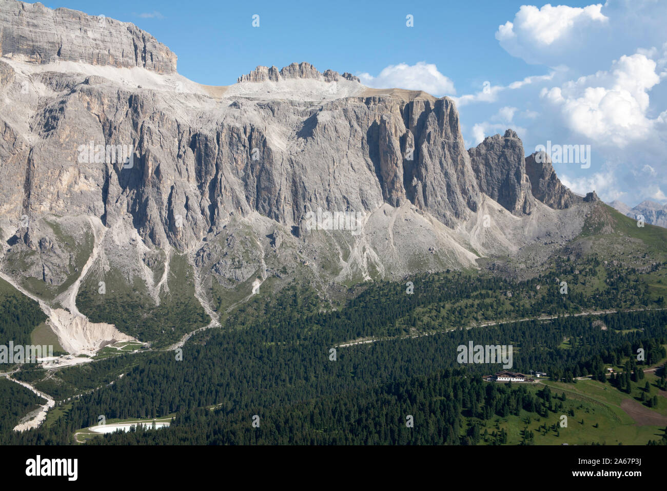 Cloud durch die Sella Gruppe oder der Sellagruppe von oben Plan de Gralba Wolkenstein Gröden Dolomiten Italien Stockfoto