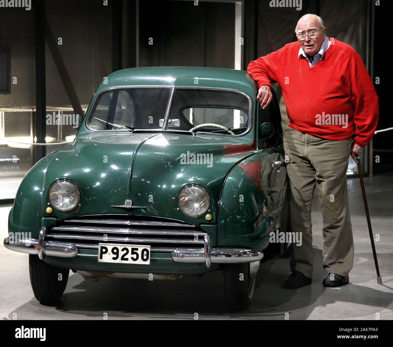 Die alte Rallye Fahrer Erik "Carlsson auf dem Dach" Carlsson neben einem Saab. Foto Jeppe Gustafsson Stockfoto