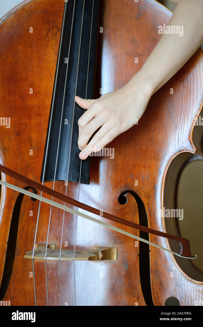 Frau spielt ein Kontrabass Stockfoto