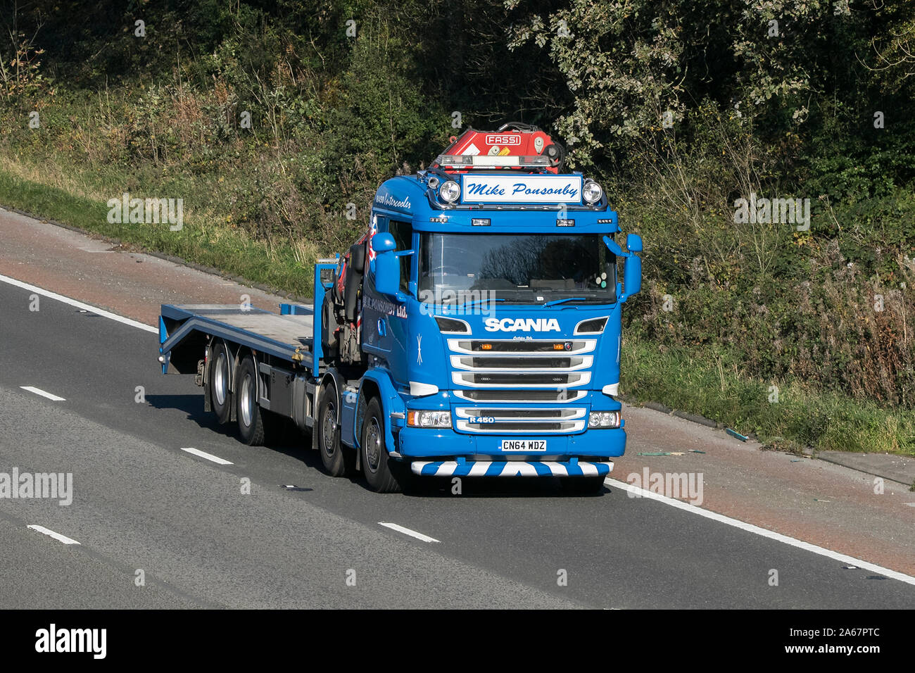 Ein Mike Ponsonby transport Tieflader Transport Scania R450 Semi Truck unterwegs auf der Autobahn M6 in der Nähe von Preston in Lancashire, Großbritannien Stockfoto