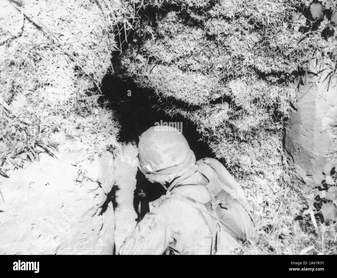 Ein amerikanischer Servicemanermeister ist während des Vietnamkriegs 1975 zu einer Eröffnung des Cu Chi Tunnel Netzwerks in Vietnam gekommen. () Stockfoto