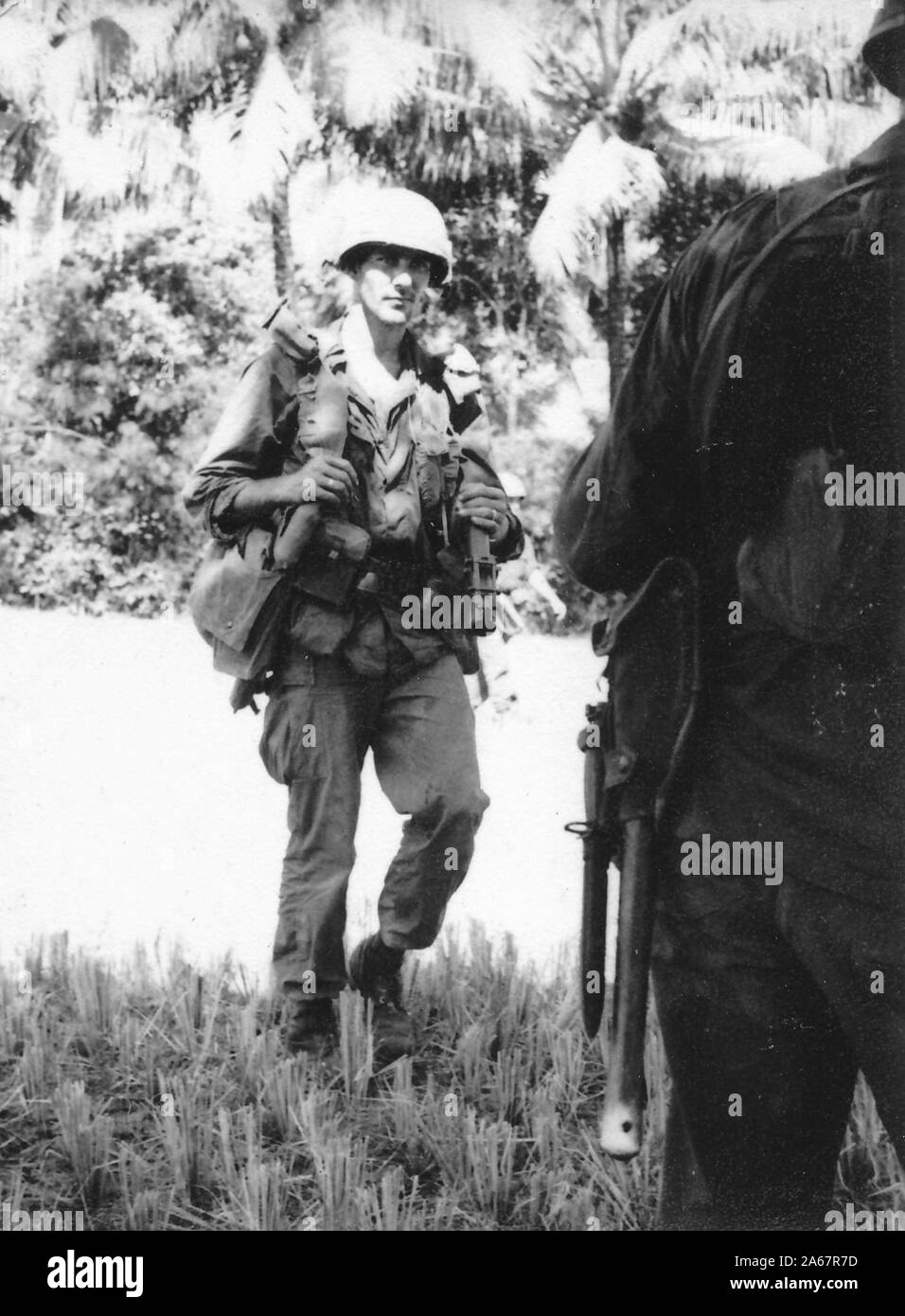 Amerikanische Soldaten, die während des Vietnamkriegs, Vietnam, 1975, einen großen Teil der Ausrüstung mit sich führen, spazieren durch den Dschungel. () Stockfoto