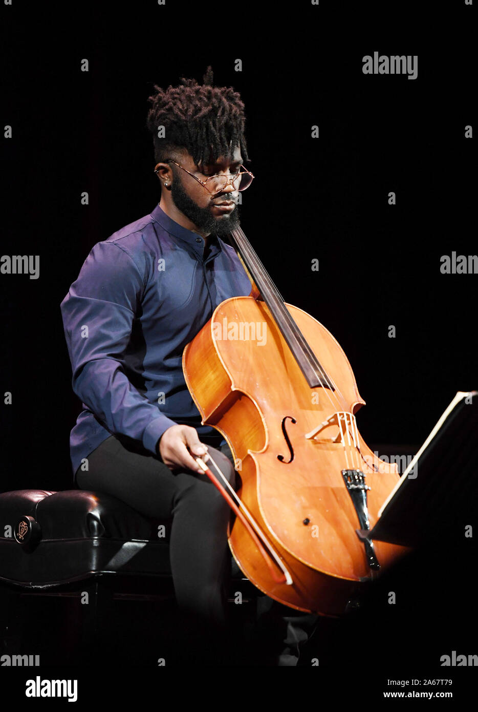 Oktober 23, 2019, Virginia Beach, Virginia, USA: Bach Cello Suiten Festival bringt EDDIE ADAMS zur Sandler Zentrum in Virginia Beach, Virginia am 23. Oktober 2019. Foto © Jeff Moore (Credit Bild: © Jeff Moore/ZUMA Draht) Stockfoto