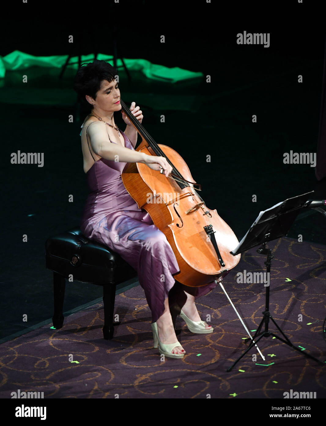 Oktober 23, 2019, Virginia Beach, Virginia, USA: Bach Cello Suiten Festival bringt HANNAH HOLMAN auf die Sandler Zentrum in Virginia Beach, Virginia am 23. Oktober 2019. Foto © Jeff Moore (Credit Bild: © Jeff Moore/ZUMA Draht) Stockfoto