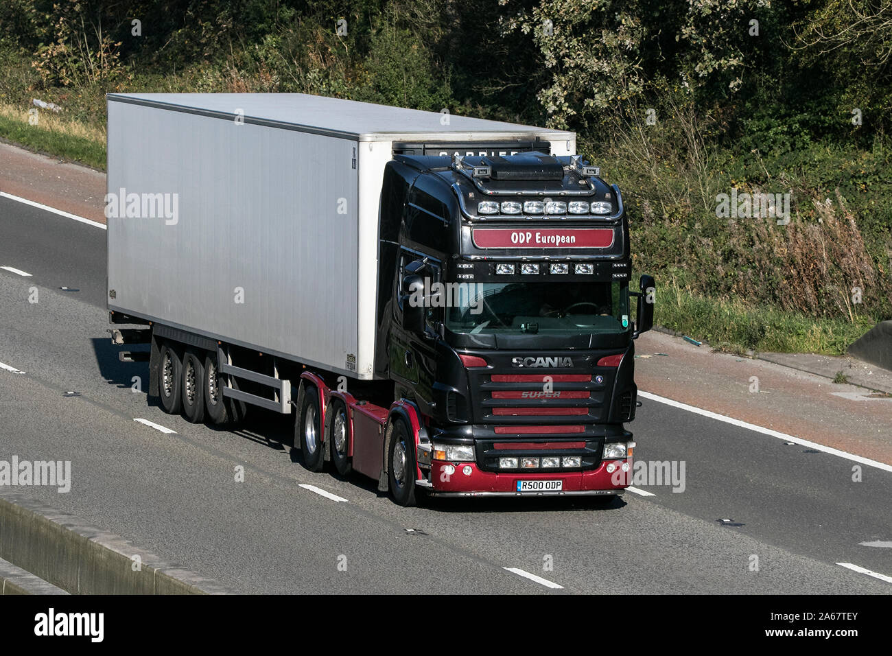 Ein ODP-europäischen Super Scania Transport articuated Semi Truck unterwegs auf der Autobahn M6 in der Nähe von Preston in Lancashire, Großbritannien Stockfoto Ein ODP-europäischen Super Scania Transport articuated Semi Truck unterwegs auf der Autobahn M6 in der Nähe von Preston in Lancashire, Großbritannien Stockfoto
