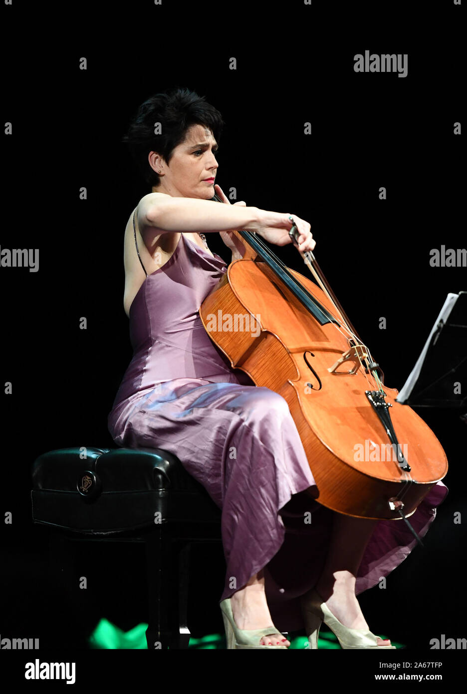 Oktober 23, 2019, Virginia Beach, Virginia, USA: Bach Cello Suiten Festival bringt HANNAH HOLMAN auf die Sandler Zentrum in Virginia Beach, Virginia am 23. Oktober 2019. Foto © Jeff Moore (Credit Bild: © Jeff Moore/ZUMA Draht) Stockfoto