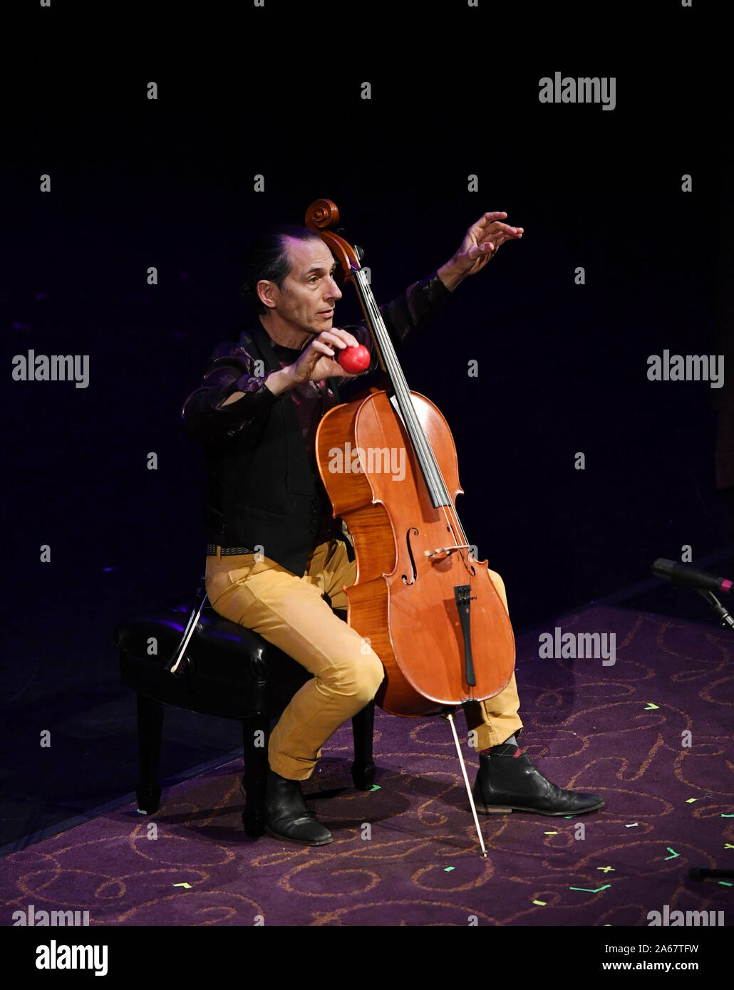 Oktober 23, 2019, Virginia Beach, Virginia, USA: Bach Cello Suiten Festival bringt STEPHEN KATZ die Sandler Zentrum in Virginia Beach, Virginia am 23. Oktober 2019. Foto © Jeff Moore (Credit Bild: © Jeff Moore/ZUMA Draht) Stockfoto