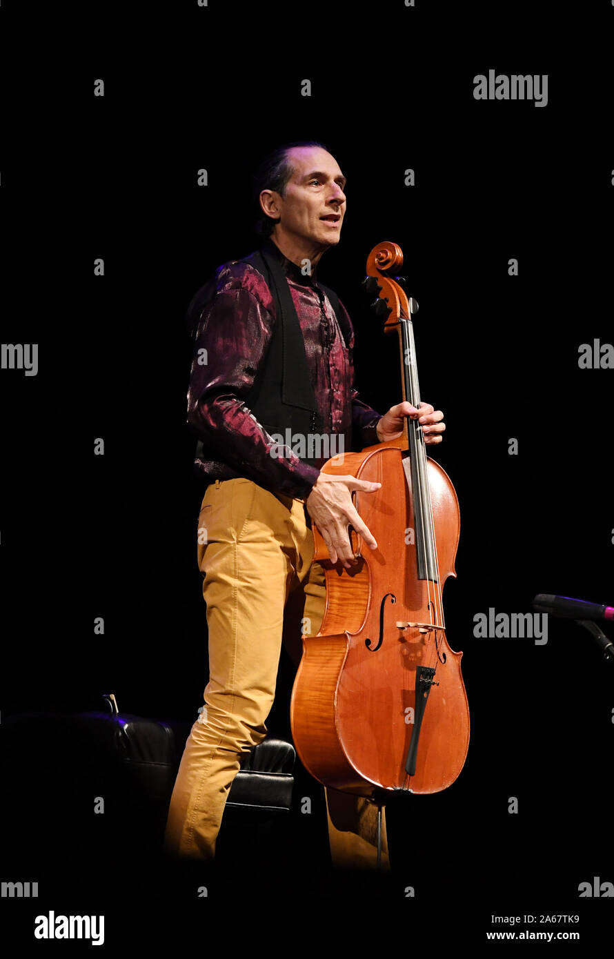 Oktober 23, 2019, Virginia Beach, Virginia, USA: Bach Cello Suiten Festival bringt STEPHEN KATZ die Sandler Zentrum in Virginia Beach, Virginia am 23. Oktober 2019. Foto © Jeff Moore (Credit Bild: © Jeff Moore/ZUMA Draht) Stockfoto