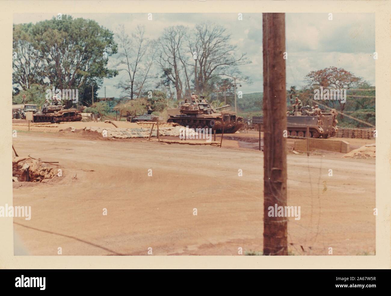 Mehrere Kampfpanzer, darunter ein M113, gepanzerter Personalträger und M48, reisen während des Vietnamkriegs 1975 durch den Dschungel in Vietnam. () Stockfoto