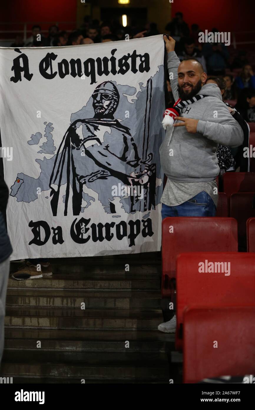 London, Großbritannien. 24 Okt, 2019. LONDON, GROSSBRITANNIEN, 24. Oktober Vitoria Fans während Europa League Gruppe F zwischen Arsenal und Vitoria im Emirates Stadium, London, England am 24. Oktober 2019. Credit: Aktion Foto Sport/Alamy leben Nachrichten Stockfoto