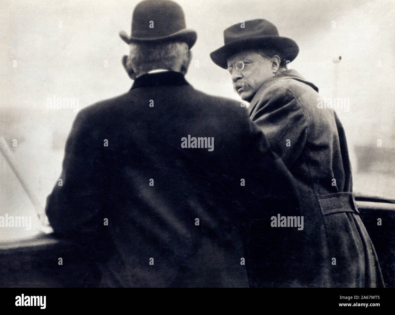 Der ehemalige US-Präsident Theodore Roosevelt, Brustbild mit Richelieu, Leiter der Norwegischen Merchant Marines, an Bord der Queen Maud, während der Reise von Kopenhagen nach Helsingör, American Press Association, Mai 1910 Stockfoto