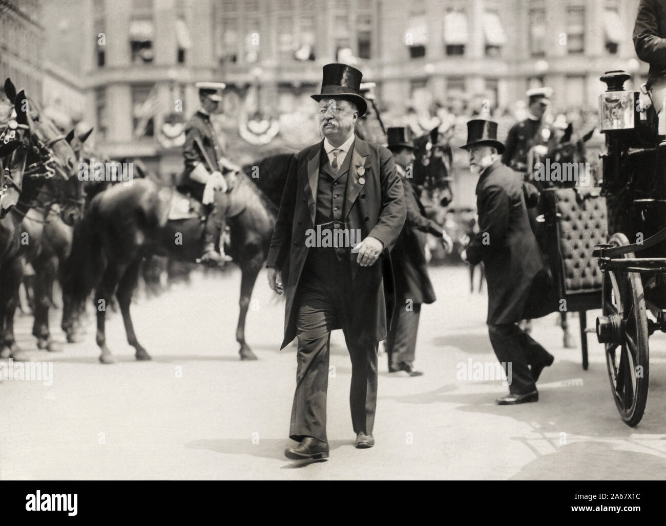 Theodore Roosevelt wandern in Parade mit New York City Bürgermeister William Gaynor im Hintergrund (rechts) Bei seiner Heimkehr an der Rezeption nach seiner Reise ins Ausland, New York City, New York, USA, 23. Juni 1910 Stockfoto