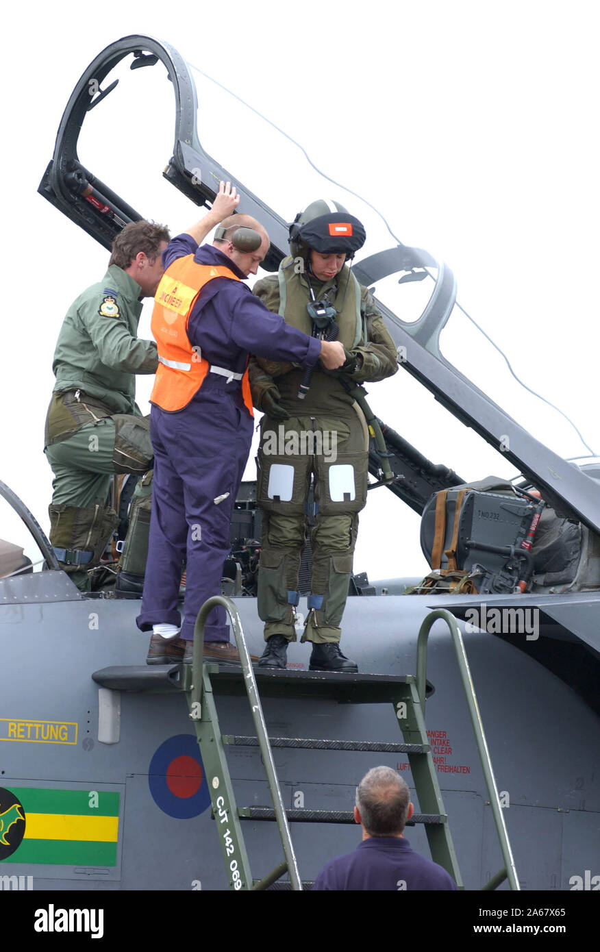 Schauspielerin und Sängerin Claire Sweeney fliegt in RAF Fairford, Gloucestershire Heute (18/07/02) in einem GR4 Tornado geflogen von Wing Commander Derek Watson der Royal International Air Tattoo an der Basis zu öffnen. In den nächsten zwölf Monaten, die neuen Kräfte Schatz wird auch Truppen unterhalten, weg von zu Hause aus dem Kosovo in den Nahen Osten. Eine etwas wackelig Claire entsteht aus dem Flugzeug. 18/07/02. Stockfoto