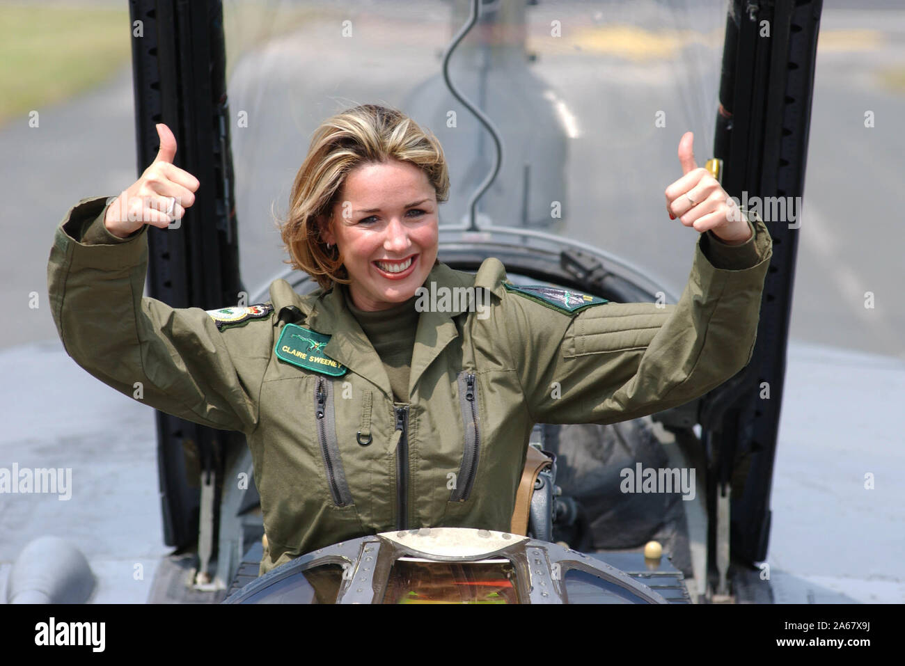 Schauspielerin und Sängerin Claire Sweeney fliegt in RAF Fairford, Gloucestershire Heute (18/07/02) in einem GR4 Tornado geflogen von Wing Commander Derek Watson der Royal International Air Tattoo an der Basis zu öffnen. In den nächsten zwölf Monaten, die neuen Kräfte Schatz wird auch Truppen unterhalten, weg von zu Hause aus dem Kosovo in den Nahen Osten. 18/07/02. Stockfoto