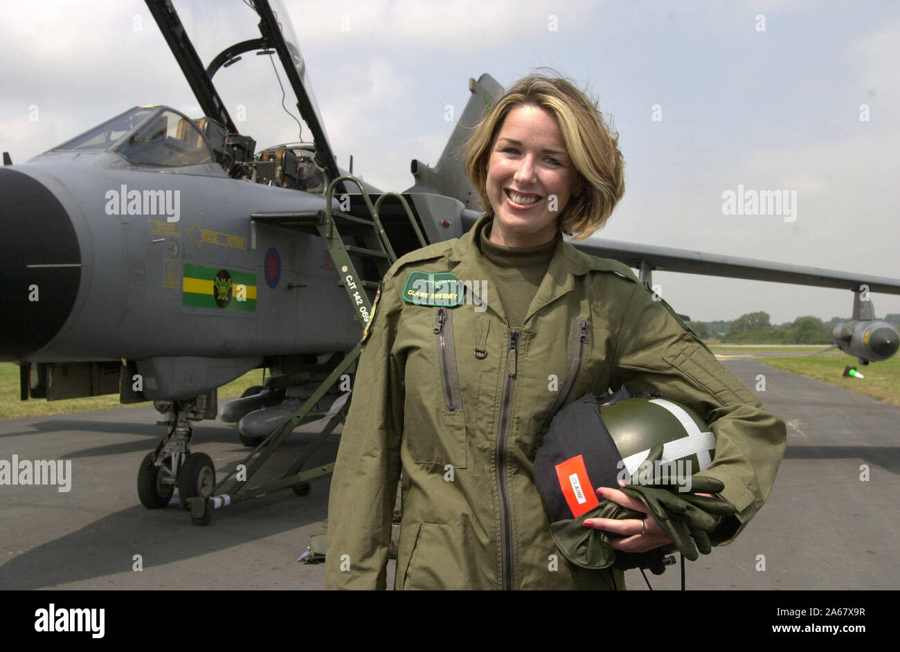 Schauspielerin und Sängerin Claire Sweeney fliegt in RAF Fairford, Gloucestershire Heute (18/07/02) in einem GR4 Tornado geflogen von Wing Commander Derek Watson der Royal International Air Tattoo an der Basis zu öffnen. In den nächsten zwölf Monaten, die neuen Kräfte Schatz wird auch Truppen unterhalten, weg von zu Hause aus dem Kosovo in den Nahen Osten. 18/07/02. Stockfoto