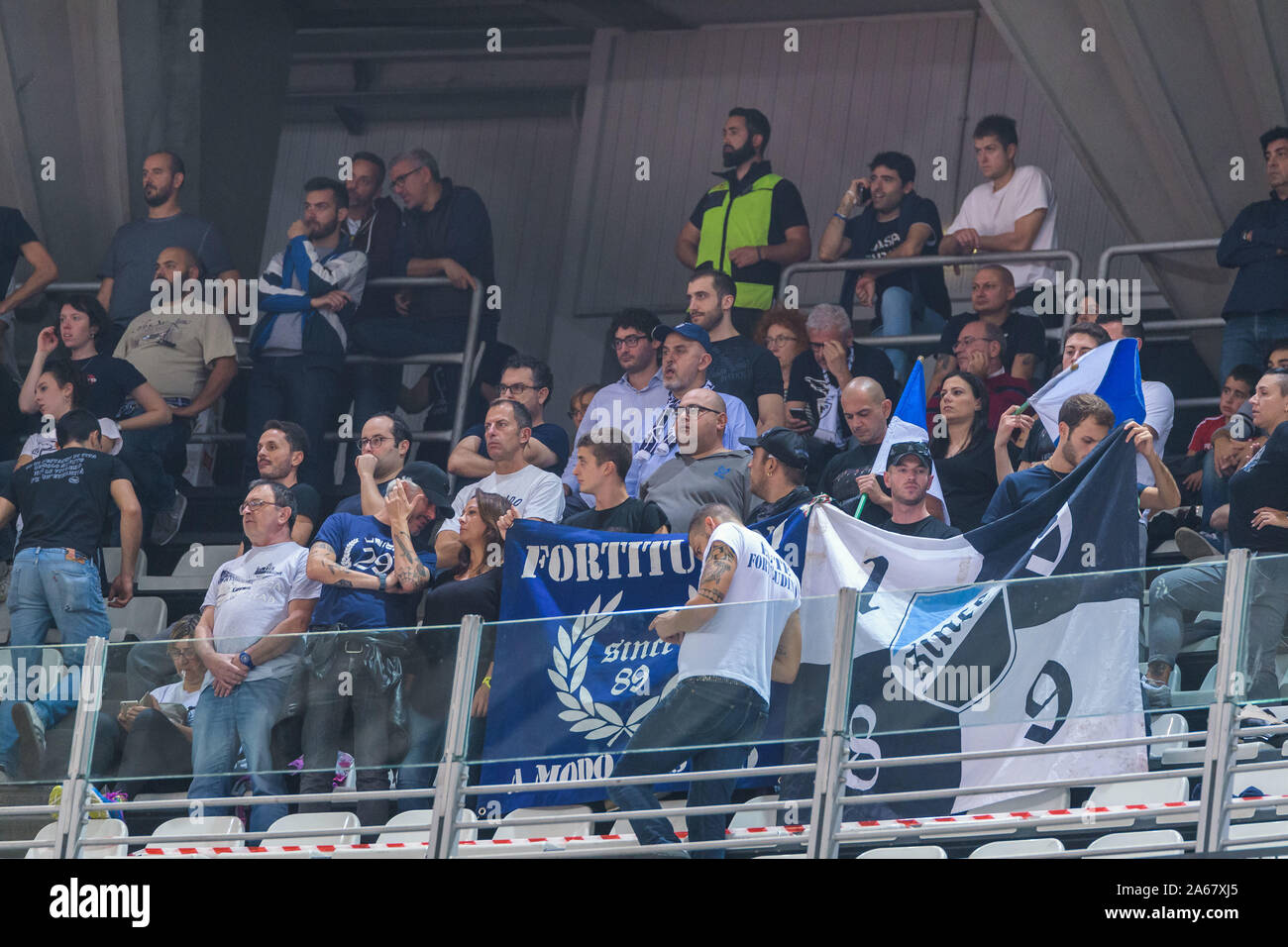 Fortitudo bologna fans in trasferta Fotos und Bildmaterial in hoher