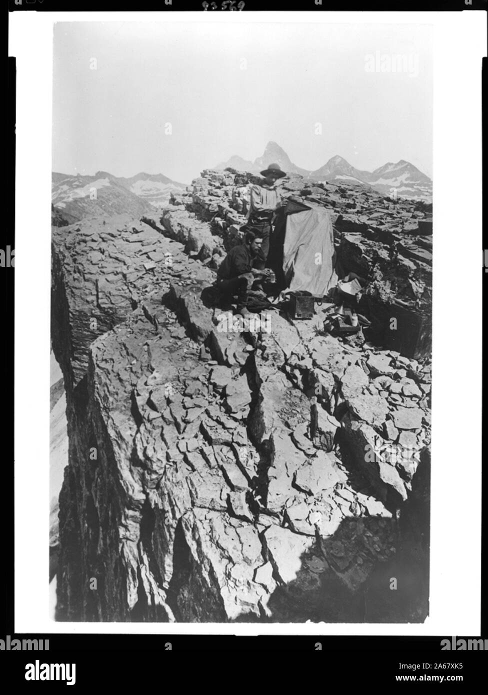 William Henry Jackson und ein anderer Mann mit Fotoausrüstung am Berg in der Nähe von Yellowstone Park, Wyoming, 1871-1878 Stockfoto