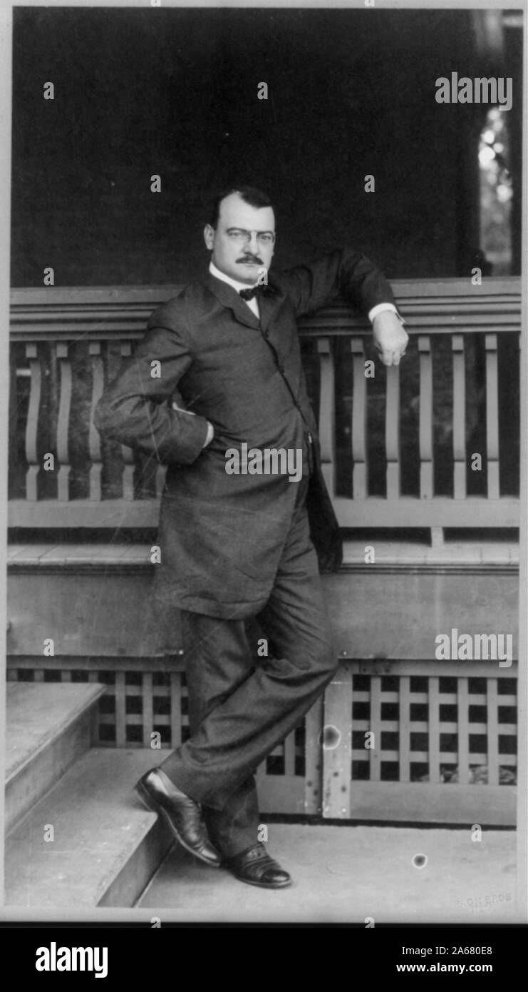 William Loeb, der in voller Länge Porträt, stehend, nach rechts, mit den linken Ellbogen Zusatzscheinwerfer auf dem Dach Stockfoto