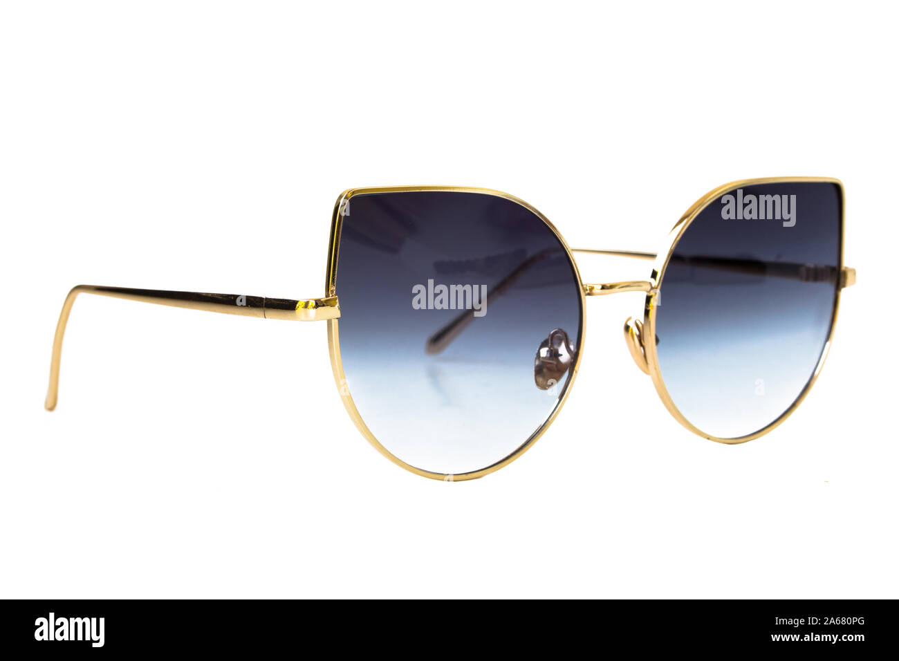 Black Cat Eye Sonnenbrille mit dünnen goldenen Rahmen auf weißem Hintergrund, Seitenansicht Stockfoto