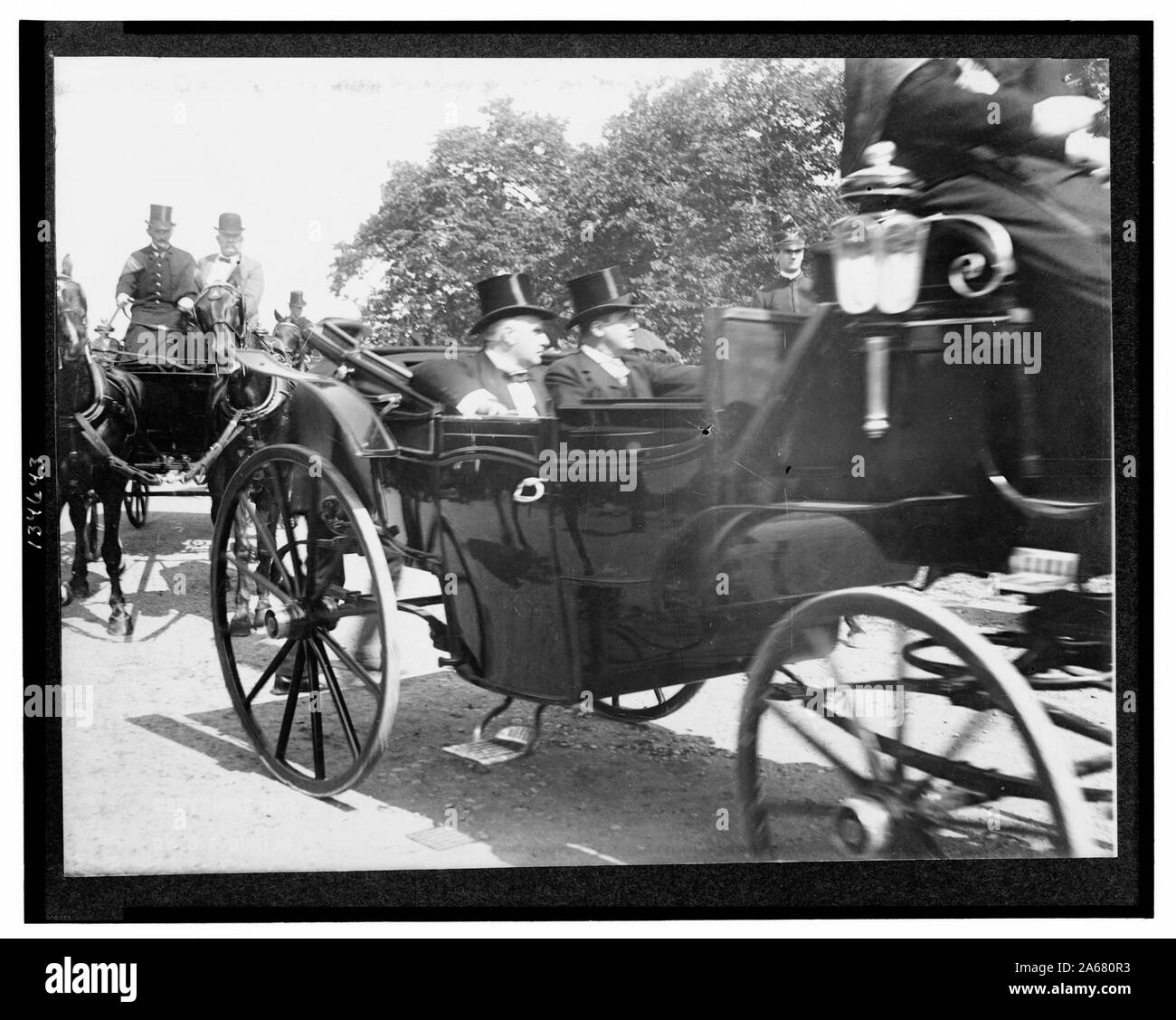 William McKinley und einem anderen Mann in einer Kutsche auf dem Weg nach oder von dem US Capitol am Tag nach seiner Amtseinführung sitzt Stockfoto