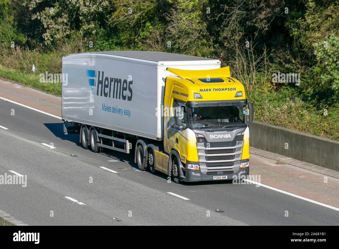 Mark Thompson M6, Lancaster, UK; Transport von Hermes die Lieferung einfach sagt Werbeslogan; Scania S 500 LKW LKW LKW-Verkehr, Transport, moderne, Nord - auf die 3 spurige Autobahn M6 Autobahn gebunden. Autobahn schwerer Lkw, DAF-Lkw, Lkw, Transport, Lastwagen, spezieller Fracht, Fahrzeug, Lieferung, Transport, Industrie, Fracht auf der M6 an der Lancaster, Stockfoto