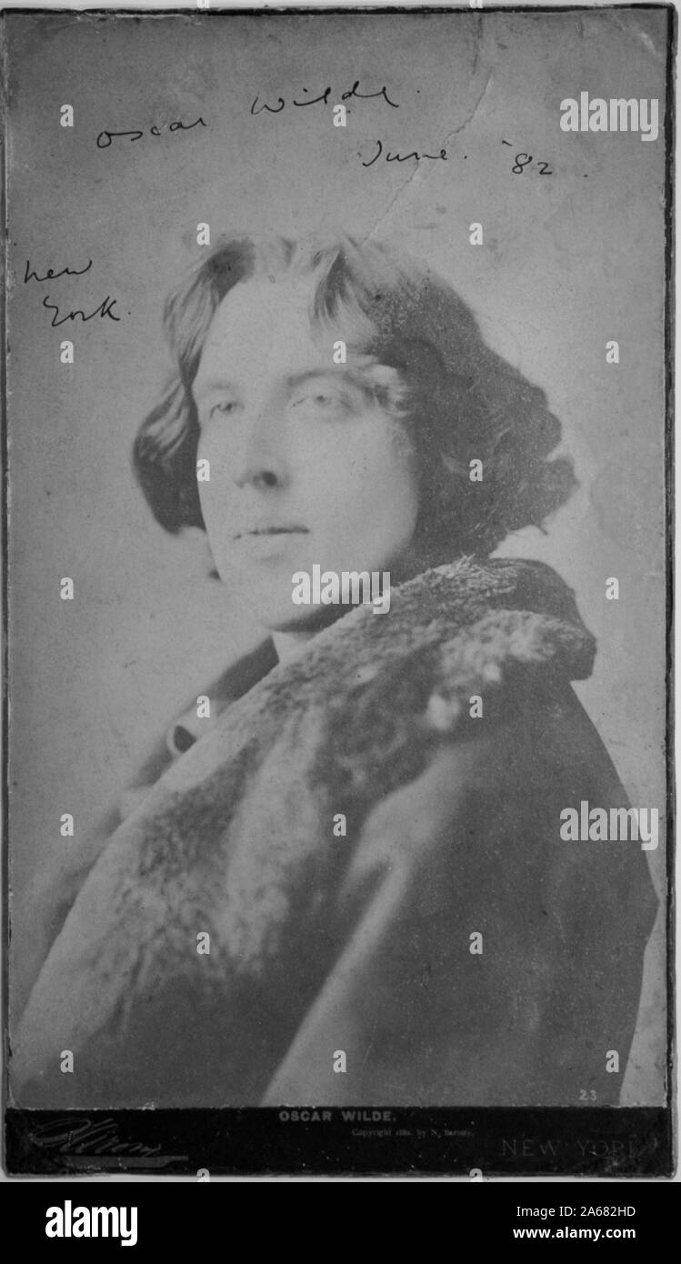 Signiertes Foto mit einem dreiviertel-profilierten Portrait des irischen Dichters und Dramatikers Oscar Fingal O'Flahertie Wills Wilde, mit einem Pelz, der mit einem Mantel und einem ruhigen Gesichtsausdruck versehen ist, entwickelt von den Sarony Studios, New York, 1882. () Stockfoto