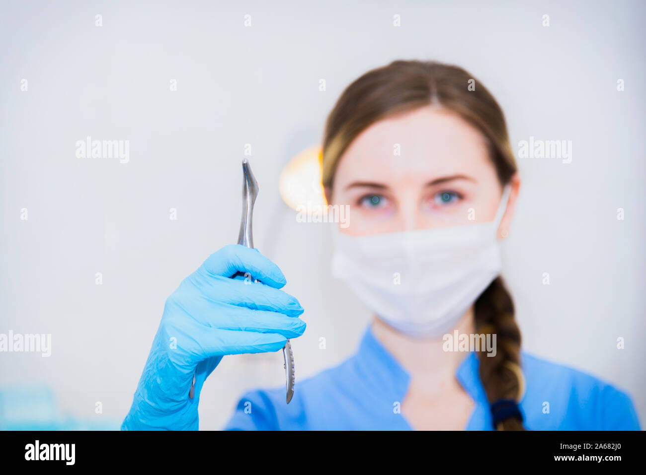 Attraktive Ärztin in der Maske Frau zeigen Daumen hoch Handzeichen mit Krankenhaus Hintergrund Stockfoto