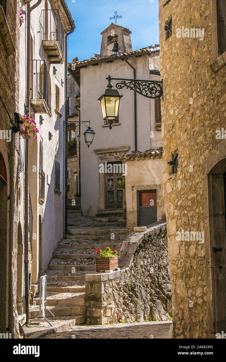 BARREA, ITALIEN - Oktober 23, 2019: Barrea ist ein kleines Dorf in den Abruzzen, thront auf einem Felsvorsprung Stockfoto