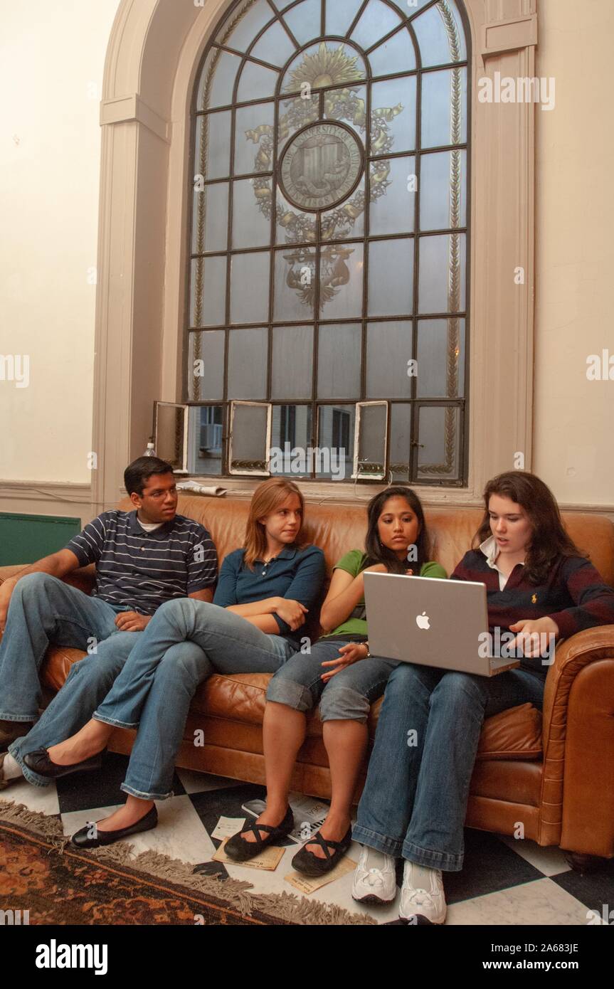Eine Gruppe von Studenten sitzt auf einer Couch und studiert mit einem Apple-Computer-Laptop unter einem kunstvollen Fenster auf dem Homewood Campus der Johns Hopkins University in Baltimore, Maryland, 24. Oktober 2007. Aus der Homewood Photography Kollektion. () Stockfoto