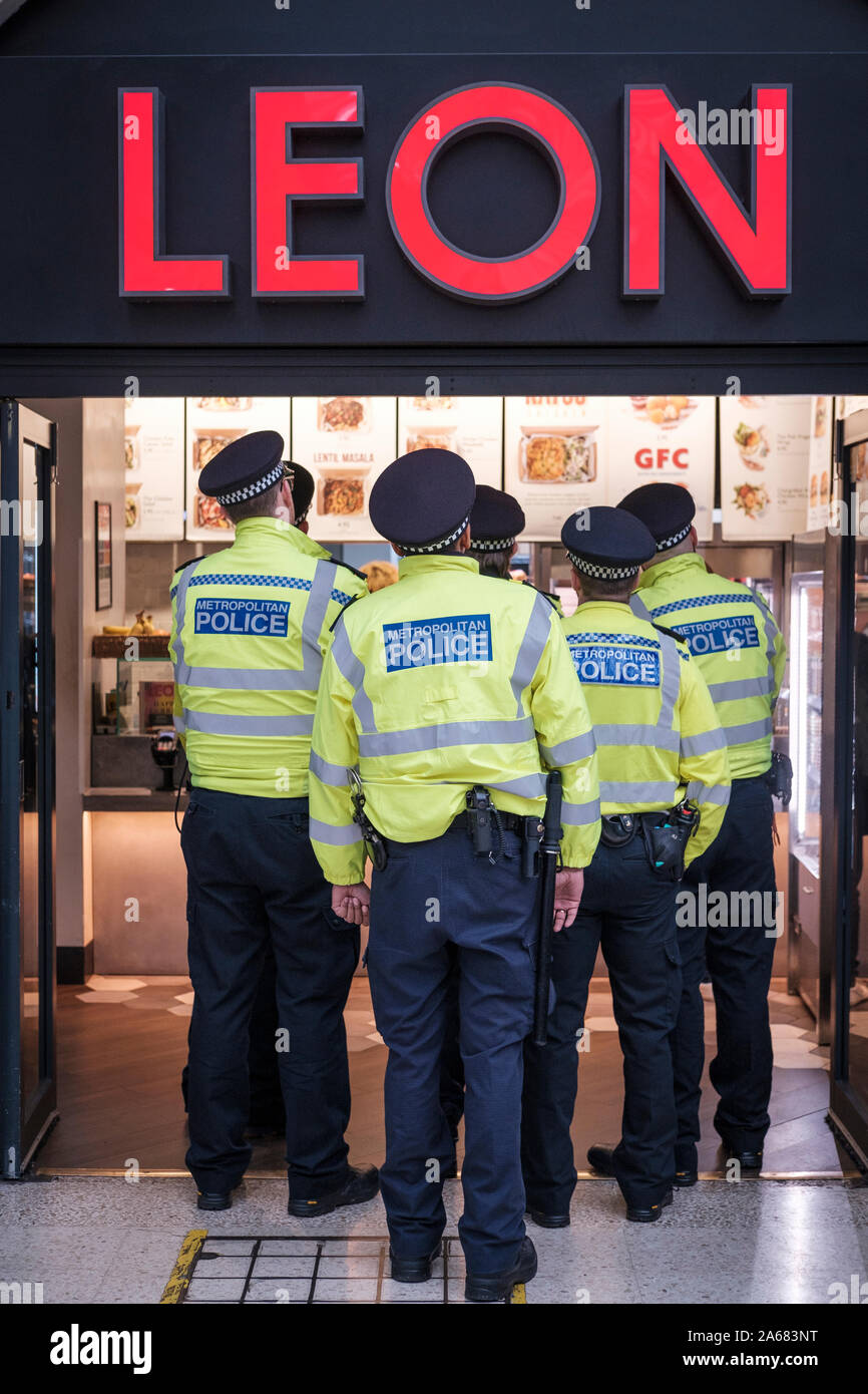 London, Großbritannien. Die Metropolitan Police Officers stehen auf der Warteliste in Fast-Food-Restaurant Stockfoto