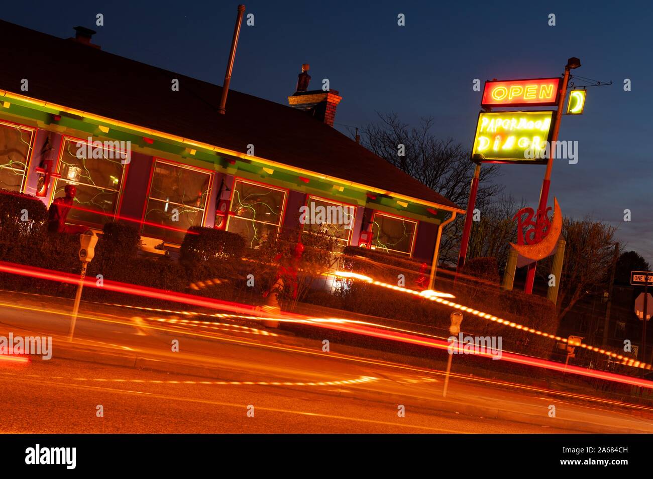 Abgewinkelte Night Shot von leichten Wanderwegen in der Straße vor dem bunten Äußere, und Leuchtreklame, der papermoon Diner, Baltimore, Maryland, 8. Januar 2008. Vom Homewood Sammlung Fotografie. () Stockfoto