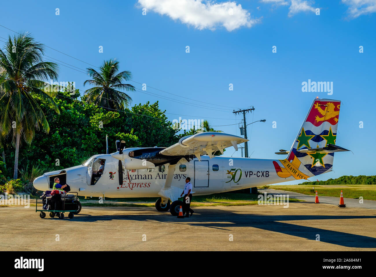 Little Cayman, Cayman Islands, Nov 2018, de Havilland Canada DHC-6 Flugzeug der Cayman Airways auf dem Asphalt des Edward Bodden Airfield Stockfoto