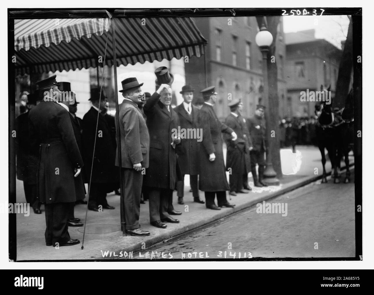 Wilson verlässt Hotel, 3/4/13 Stockfoto