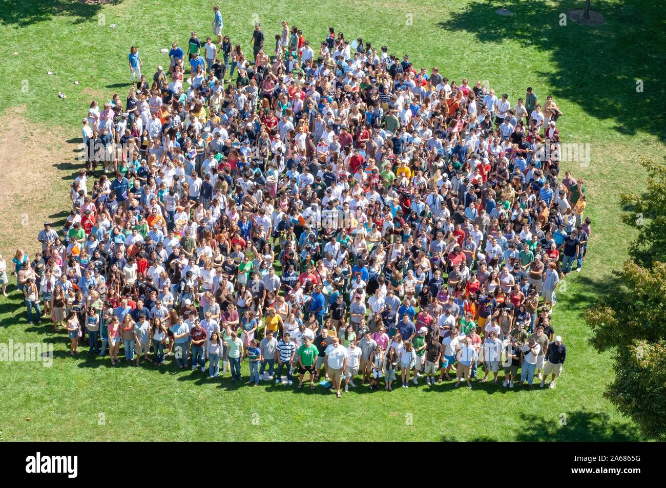 Bird's-Eye View, der eine Masse der Erstsemester während einer Hochschule Orientierungswoche Ereignis, nahe zusammen stehen in eine Rasenfläche an einem sonnigen Tag, an der Johns Hopkins Universität, Baltimore, Maryland, 4. September 2006. Vom Homewood Sammlung Fotografie. () Stockfoto