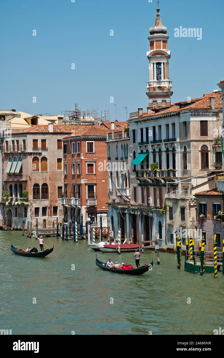 Gebäude und Gondeln in Venedig, Italien, auf den Canal Grande von der Rialtobrücke zur Chiesa Cattolica DAL PREVAT 2 dei Santi Apostoli Stockfoto