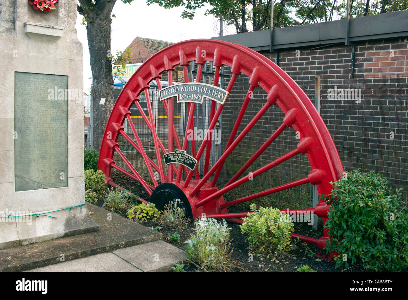 Die einzigen Überreste der Zeche Cortonwood, dass der Streik der Bergarbeiter" von 1984 ist jetzt Teil eines Kriegerdenkmals in Brampton, S., Yorkshire, England entfacht. Stockfoto