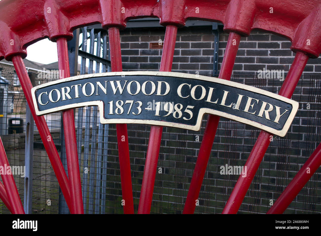 Die einzigen Überreste der Zeche Cortonwood, dass der Streik der Bergarbeiter" von 1984 ist jetzt Teil eines Kriegerdenkmals in Brampton, S., Yorkshire, England entfacht. Stockfoto
