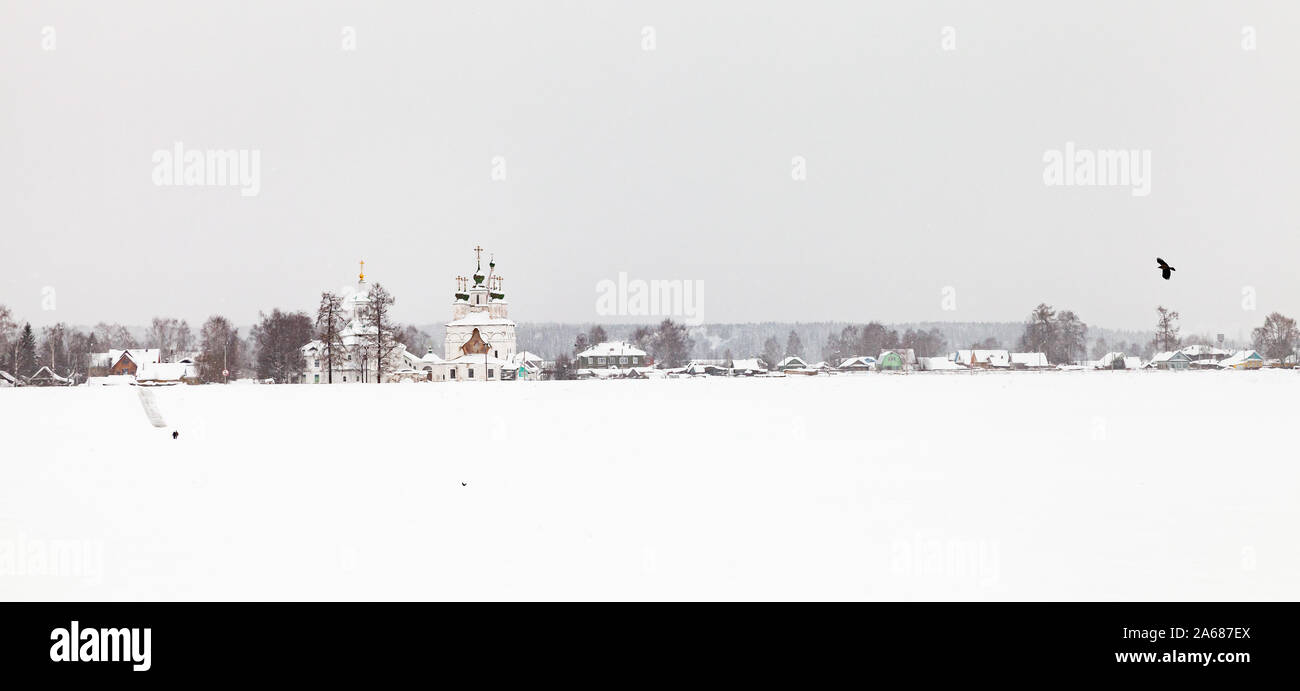 Sukhona Fluss Küste im Winter, Panoramablick auf die Landschaft von Weliki Ustjug, Russland Stockfoto
