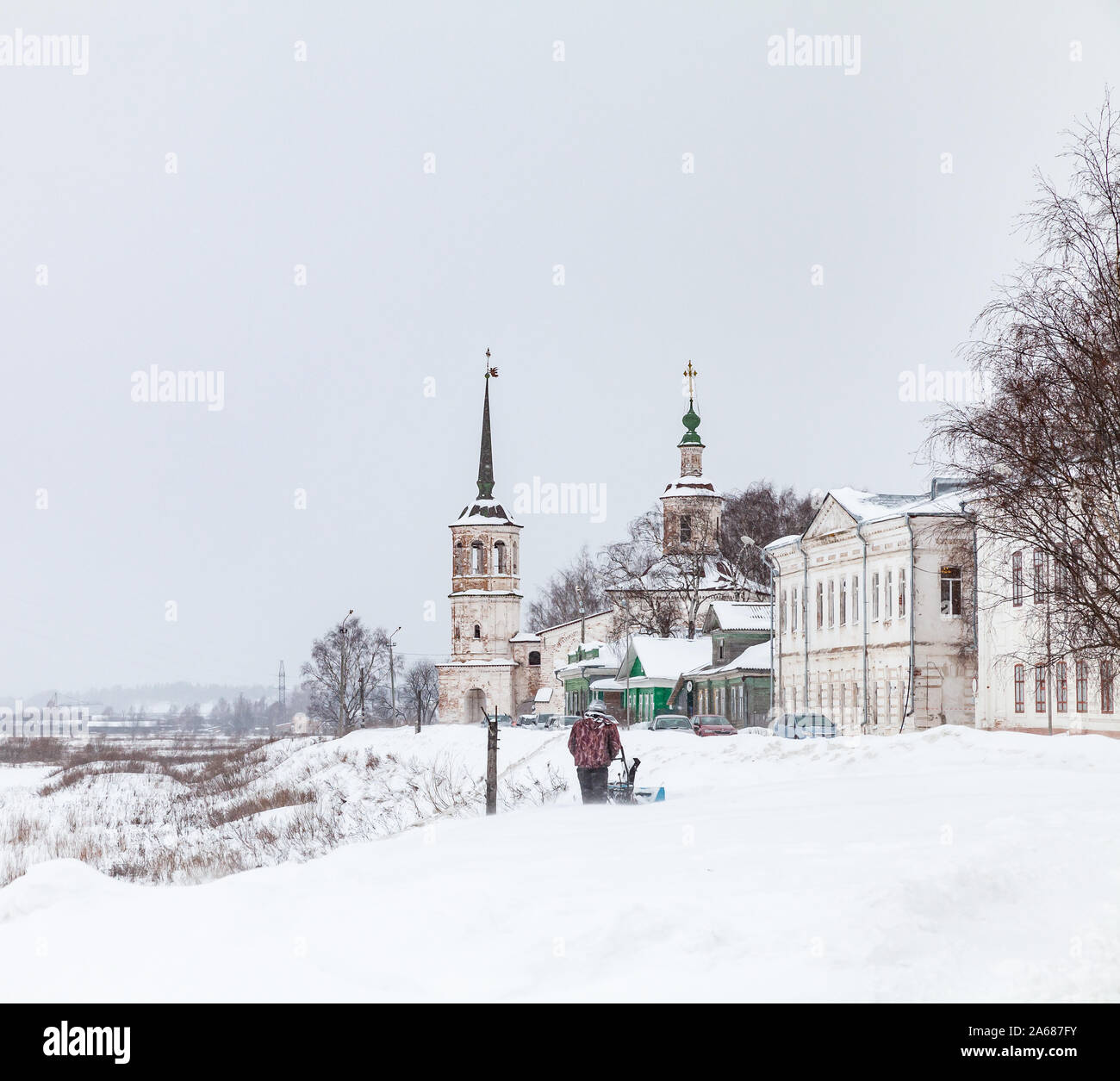 Weliki Ustjug, Russland - Februar 5, 2019: Mann harken Schnee im Winter Tag in Weliki Ustjug Stockfoto